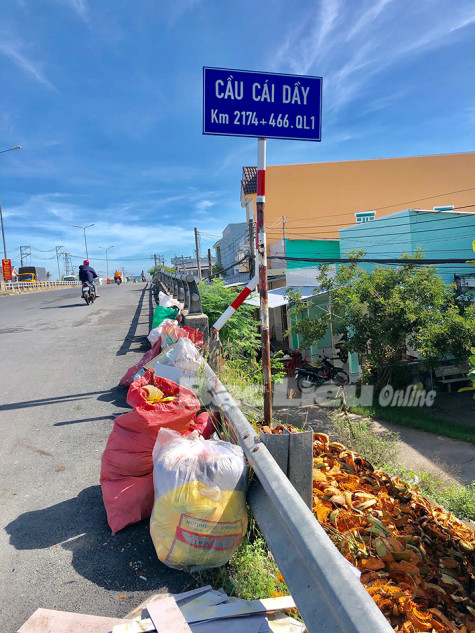 ​Bãi rác tự phát ngay dốc cầu?!