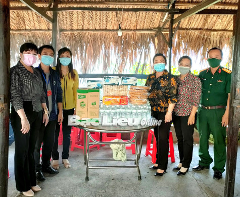 Hội LHPN huyện Phước Long: Thăm và tặng quà tại 8 chốt kiểm soát dịch COVID-19