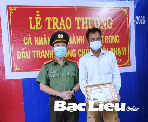Giám đốc Công an tỉnh: Khen thưởng đột xuất hai công dân tiêu biểu