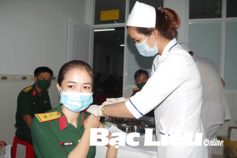 Tiêm vắc-xin phòng dịch COVID-19 cho 600 cán bộ, chiến sĩ, công nhân, viên chức quốc phòng