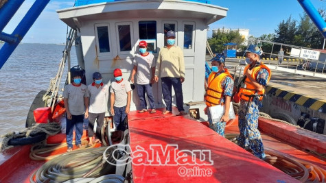 Bộ Tư lệnh vùng Cảnh sát biển 4 bắt giữ tàu chở dầu không rõ nguồn gốc