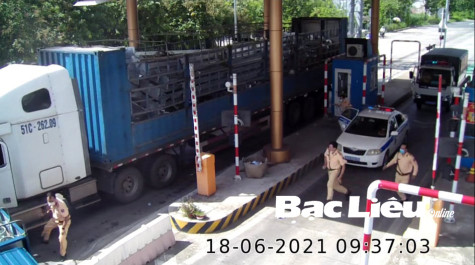 Xe container vượt liên tiếp các trạm kiểm soát, tông nhiều xe ở Bạc Liêu, 1 người bị thương