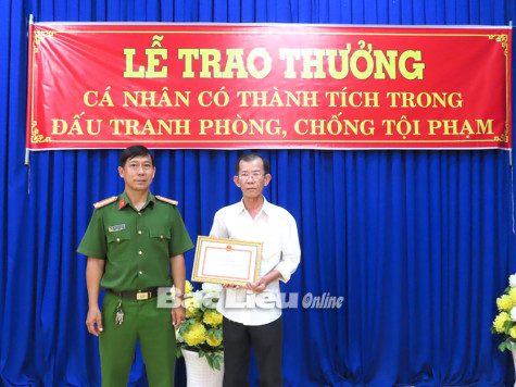 Công an huyện Hồng Dân: Khen thưởng đột xuất quần chúng có thành tích đấu tranh, tố giác tội phạm
