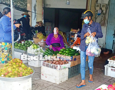 Nón, kính chắn giọt bắn đắt hàng mùa dịch