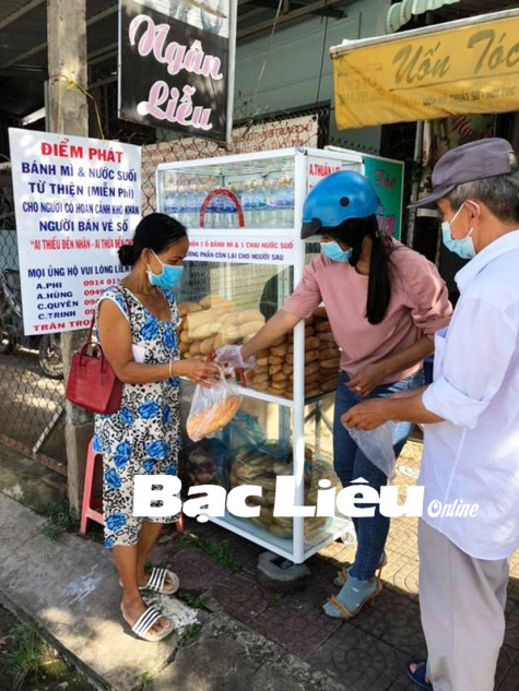 Tủ bánh mì miễn phí:​ Giúp người nghèo ấm lòng trong mùa dịch