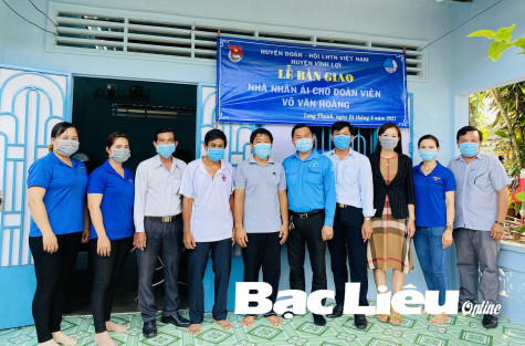 Bàn giao nhà nhân ái cho đoàn viên có hoàn cảnh khó khăn xã Long Thạnh