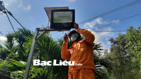 Điện lực Hòa Bình: Bàn giao công trình Thắp sáng đường quê trên địa bàn ấp An Khoa