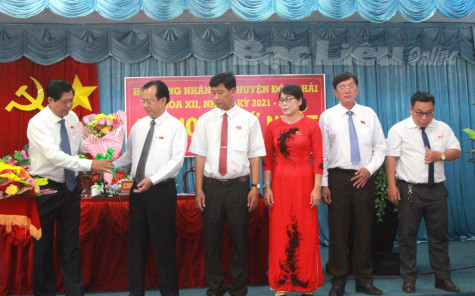 Kỳ họp thứ nhất, HĐND huyện Đông Hải khóa XII (nhiệm kỳ 2021 - 2026): Bầu các chức danh chủ chốt HĐND, UBND huyện khóa mới