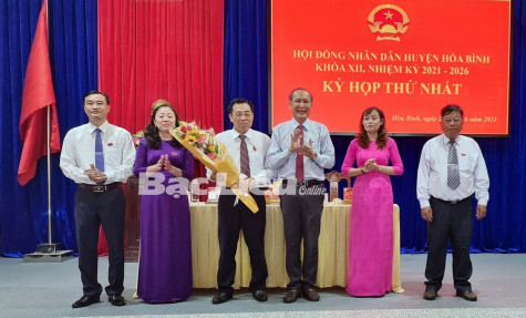 Kỳ  họp thứ nhất, HĐND huyện Hòa Bình khóa XII (nhiệm kỳ 2021 - 2026): Bầu các chức danh chủ chốt của HĐND và UBND huyện khóa mới