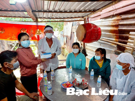 Đảng ủy, UBND phường Nhà Mát: Thăm và hỗ trợ 10 triệu đồng cho gia đình có người bị sét đánh