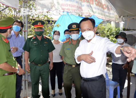 Chủ tịch UBND tỉnh - Phạm Văn Thiều kiểm tra các chốt chặn phòng, chống dịch COVID-19 trên địa bàn tỉnh
