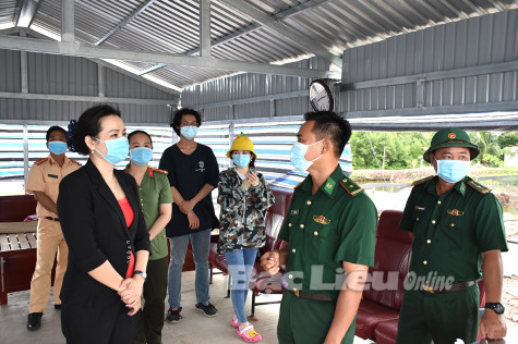 Hội LHPN tỉnh: Thăm, tặng quà 10 chốt kiểm soát dịch bệnh COVID-19
