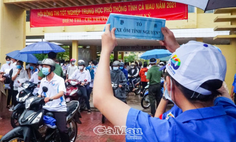 Gần 300 tình nguyện viên tiếp sức sĩ tử “vượt vũ môn”