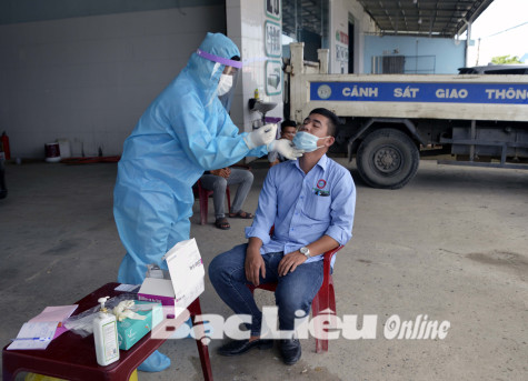 Phát hiện ca dương tính qua test nhanh tại chốt kiểm soát COVID-19