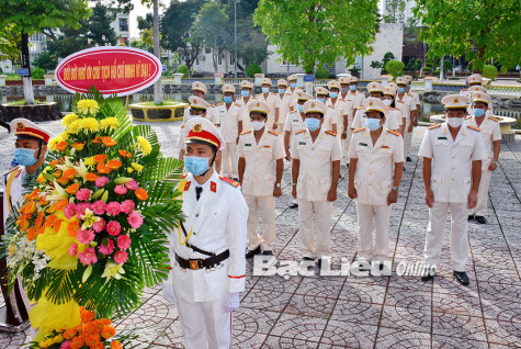 Công an Bạc Liêu: Dâng hoa, dâng hương kỷ niệm 75 năm Ngày truyền thống lực lượng An ninh nhân dân