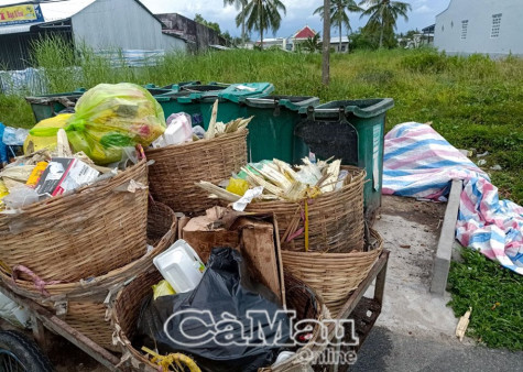 Yêu cầu di dời bãi tập kết rác tại chợ Nhà Phấn