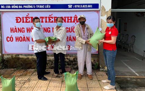 Nhiều cơ quan, đơn vị tặng quà cho người dân gặp khó khăn do dịch COVID-19 và các chốt kiểm dịch