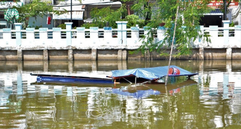 Một tàu chở củi mất lái, va vào trụ cầu bị chìm