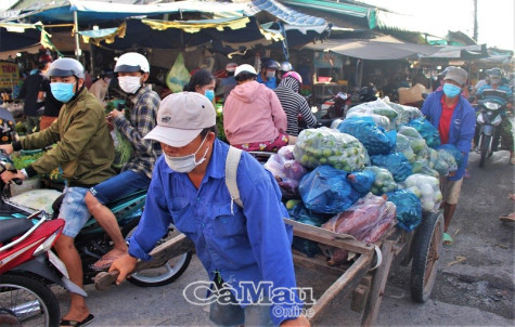 Người dân ồ ạt mua hàng tích trữ