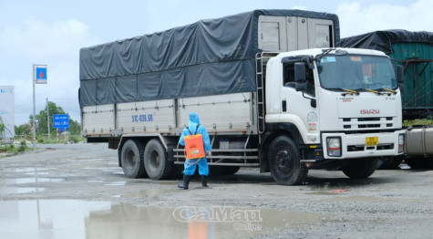 Người vận chuyển hàng hoá trong khu vực đang thực hiện Chỉ thị 16 không cần xét nghiệm Covid-19