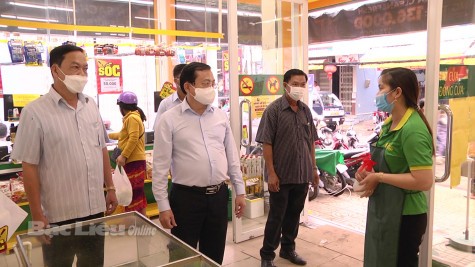 Lãnh đạo tỉnh kiểm tra tình hình mua bán tại chợ thị trấn Phước Long
