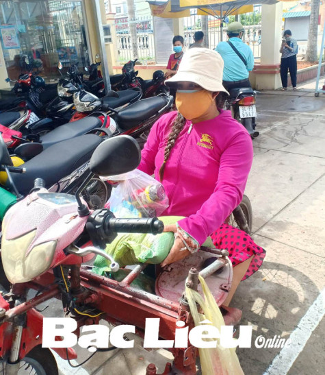 Người bán vé số nghèo được tiếp sức giữa đại dịch
