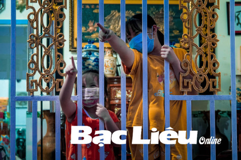 Hai em bé trong khu phong tỏa