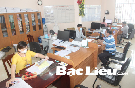 Cán bộ, đảng viên gương mẫu chấp hành giãn cách xã hội