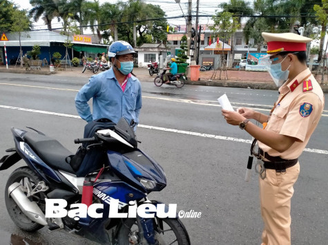 Nhắc nhở, xử phạt nhiều trường hợp ra đường không lý do chính đáng