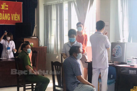 Tiêm vắc-xin phòng COVID-19 mũi 2 cho 400 cán bộ TP. Bạc Liêu