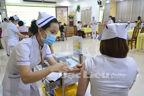 Đồng loạt triển khai tiêm mũi 2 vắc-xin ngừa COVID-19 tại 12 điểm tiêm