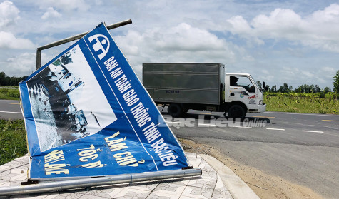 Mưa dông làm đổ sập biển báo giao thông