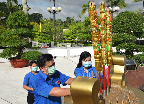 Tỉnh đoàn tổ chức thắp hương tại Nghĩa trang liệt sĩ tỉnh