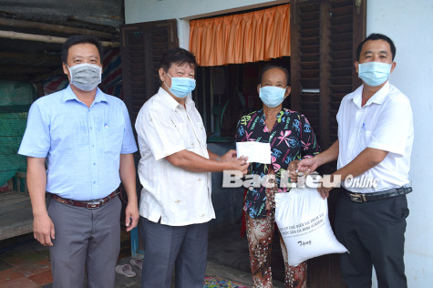 Ủy ban MTTQ Việt Nam huyện Hòa Bình: Đến từng nhà trao quà cho 128 hộ nghèo