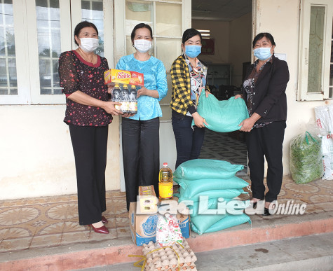 Nhiều cơ quan, đơn vị thăm và tặng quà các lực lượng tuyến đầu chống dịch