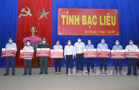 Agribank Chi nhánh Bac Liêu: Trao hỗ trợ 400 triệu đồng cho các địa phương phòng, chống dịch bệnh COVID-19