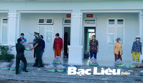 Đồn biên phòng Gành Hào: Tặng 300 phần quà cho người dân có hoàn cảnh khó khăn