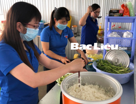 Ấm áp những bếp ăn “dã chiến” mùa dịch