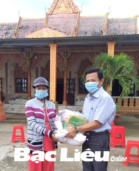 Ban Dân tộc và Tôn giáo tỉnh:​ Trao 260 suất quà cho hộ khó khăn
