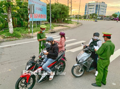 Chủ tịch UBND tỉnh chỉ đạo: ​Quản lý chặt chẽ hơn nữa việc kiểm soát người ra đường