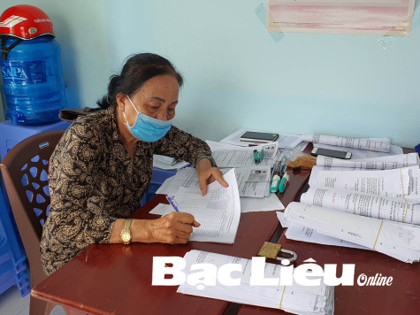 Chồng hồ sơ và tô cơm nguội lạnh