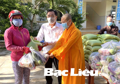 “Gian hàng nghĩa tình - đẩy lùi COVID”: Tặng 1.000 suất quà cho hộ nghèo 2 huyện Hòa Bình và Vĩnh Lợi