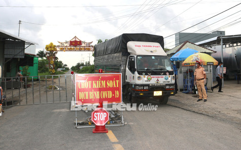 Ngày đêm bám chốt kiểm dịch