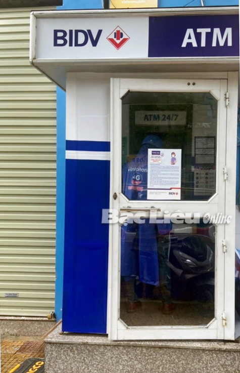 Ngân hàng BIDV - Chi nhánh Bạc Liêu đã thay tấm kính vỡ của trụ ATM