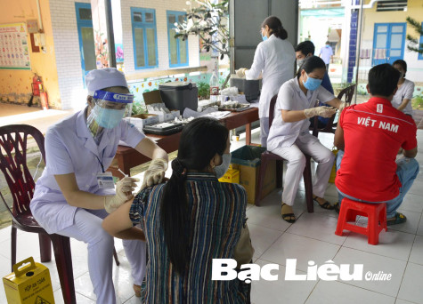 Tiêm vắc-xin phòng COVID-19: Quyền lợi của cá nhân, trách nhiệm với cộng đồng