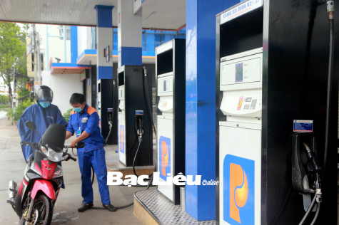 Giảm 500 đồng trên mỗi lít xăng hỗ trợ người dân bị ảnh hưởng dịch COVID-19