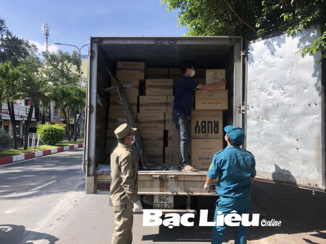 Lập biên bản 2 xe tải chở hàng hóa không đúng quy định trong thời gian giãn cách xã hội