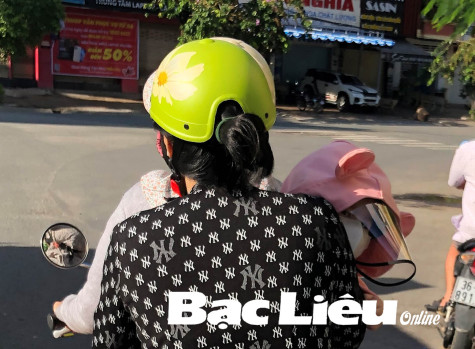 Em bé đi khám bệnh