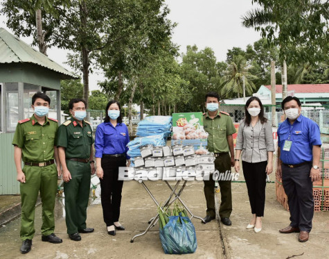 Gian hàng 0 đồng lưu động Phước Long phát trên 350 phần quà cho hộ khó khăn