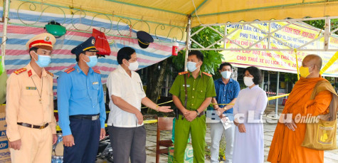 Lãnh đạo Ủy ban MTTQ Việt Nam tỉnh và các tôn giáo thăm, tặng quà chốt kiểm dịch xã Châu Hưng A